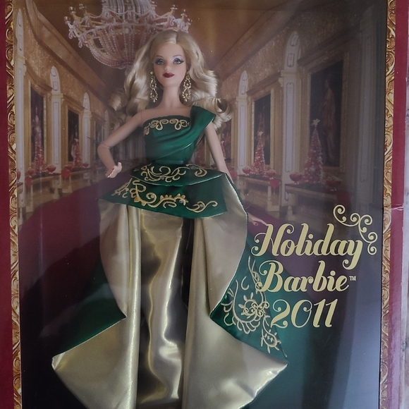 Barbie Collector Holiday Barbie 2011 - Picture 2 of 5